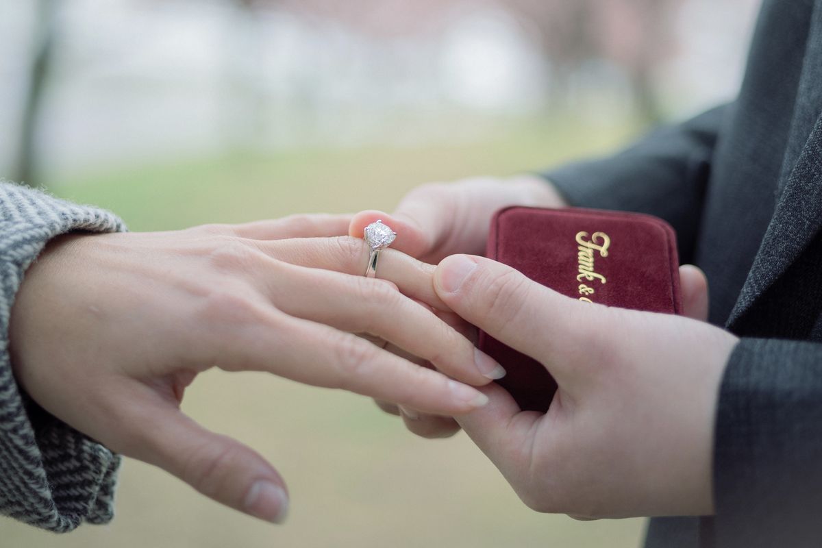 Penampakan cincin Tunangan Luna Maya dan Maxime Bouttier