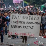 Aksi-unjuk-rasa-di-Kabupaten-Pati-130825-ast-8_1.jpg